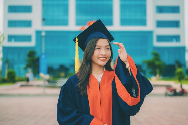 graduate-6671173_1920